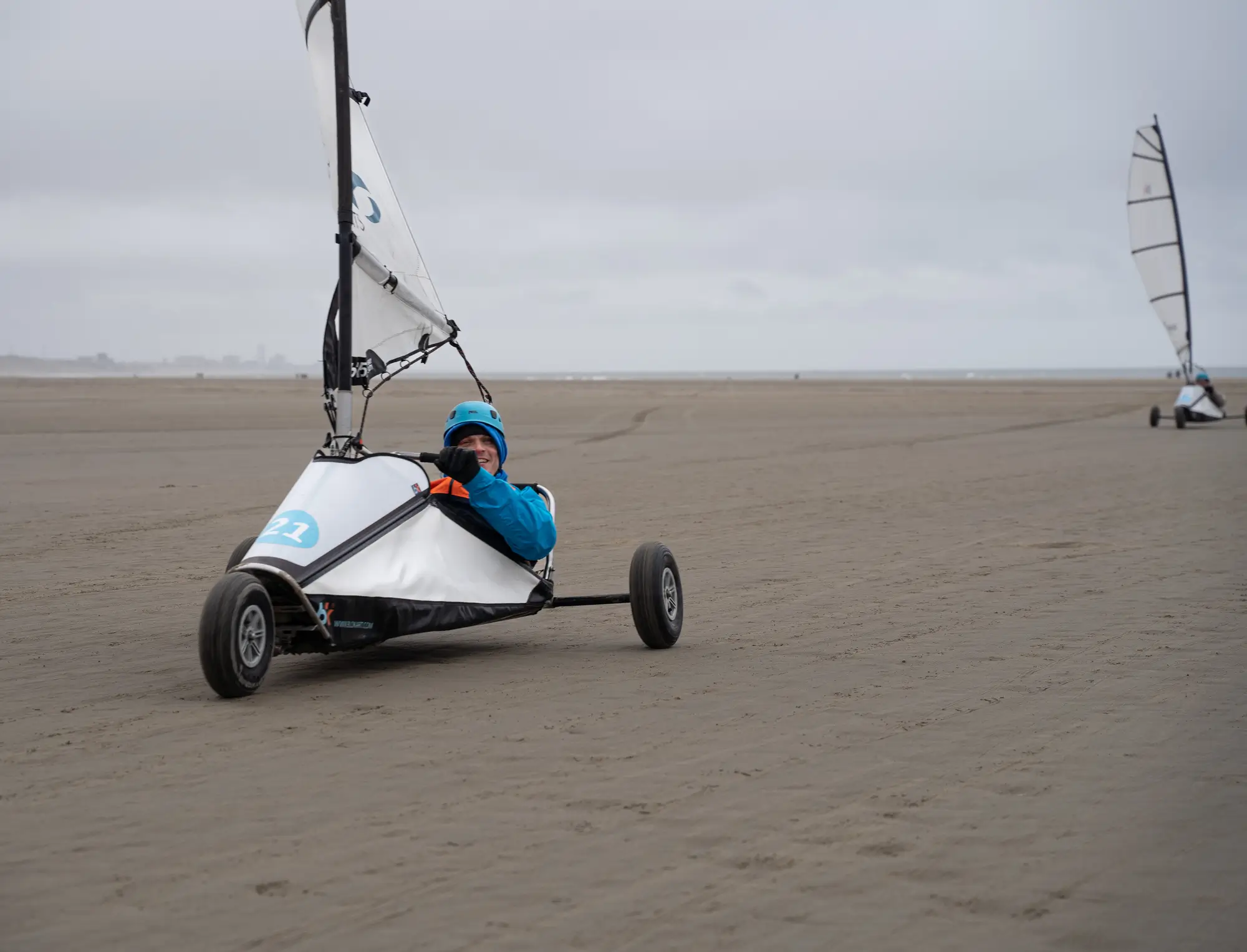 foto van Jaap op het strand in een karretje